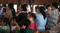 Sajian hidangan sederhana dari panitia turut menambah hangatnya perayaan iman dan persaudaraan antarumat.
