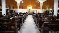 Ratusan umat Kristiani memadati Gereja Salib Suci sejak pagi untuk mengikuti misa Kenaikan Isa Almasih di Cilincing, Kamis (29/5/2025).