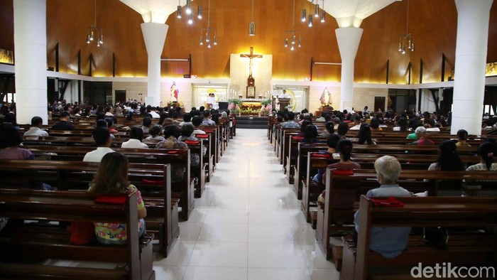 Suasana khidmat menyelimuti Gereja Salib Suci, Semper, Jakarta Utara saat umat Kristiani merayakan Hari Kenaikan Isa Almasih, Kamis (29/5).