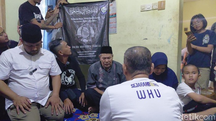 Umuh Muchtar kunjungi keluarga bobotoh yang tewas kecelakaan..