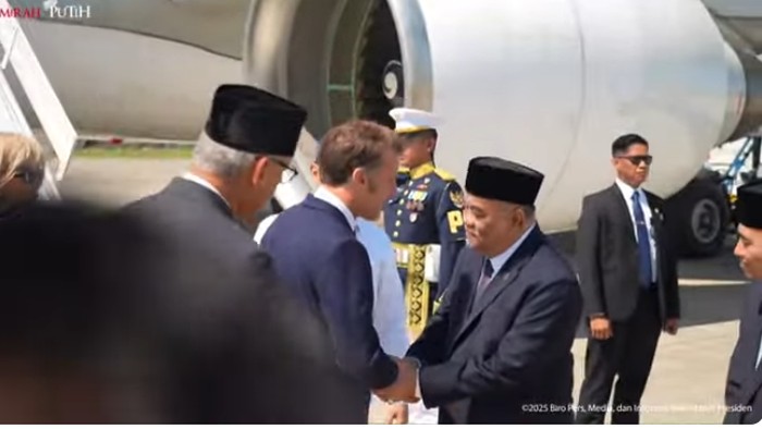 Wagub DIY KGPAA Paku Alam X menyambut kedatangan Presiden Macron di YIA, Kamis (29/5/2025).