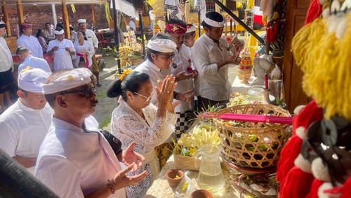Wakil Gubernur Bali I Nyoman Giri Prasta saat menghadiri upacara Dewa Yadnya  di Merajan Ageng Puri Gede Belayu, Desa Peken Belayu, Kecamatan Marga, Tabanan, Rabu (28/5/2025). (Dok. Humas Pemprov Bali)