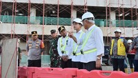 Kunjungan berlanjut ke Istana Wakil Presiden RI yang tengah dibangun dan saat ini mencapai progres 42,67%, serta Rumah Susun ASN 1 yang telah mendekati tahap akhir dengan progres 97,09% per 11 April 2025. Rusun ini menjadi hunian bagi ASN yang bekerja di IKN. Dok. Agus Suparto