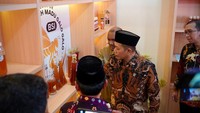 Foto: Wamenkop Ferry Juliantono melihat salah satu produk UMKM disela-sela kegiatan Musdesus pembentukan Kopdes Merah Putih di Padang, Sumbar. (Dok. Kemenkop)