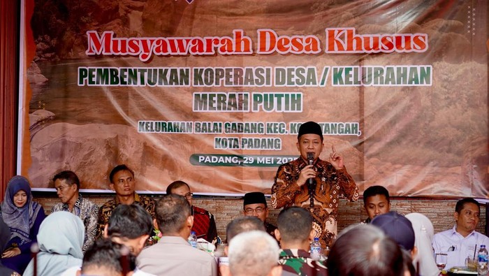 Wamenkop Ferry Juliantono menyampaikan sambutan dalam Musdesus pembentukan Kopdes Merah Putih di Padang, Sumbar. (Dok. Kemenkop) Wamenkop Ferry Juliantono menyampaikan sambutan dalam Musdesus pembentukan Kopdes Merah Putih di Padang, Sumbar. (Dok. Kemenkop)