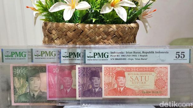 Warga Gresik kolektor uang kuno