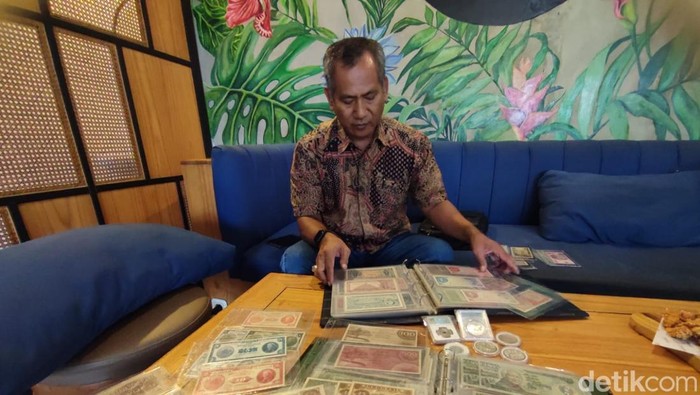 Warga Gresik kolektor uang kuno