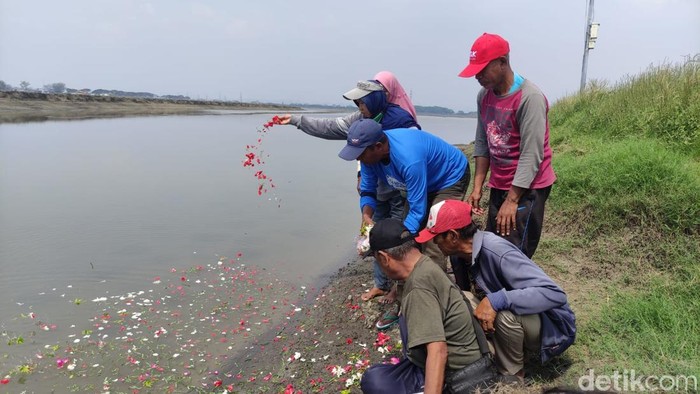 Warga memperingati 19 tahun lumpur Lapindo.