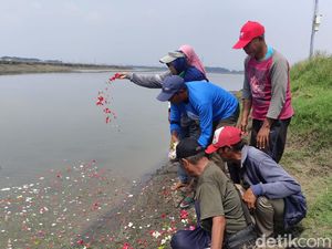 Peringati 19 Tahun Lumpur Lapindo Warga Tabur Bunga di Atas Tanggul