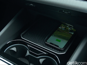Mitos atau Fakta: Ngecas HP di Mobil Listrik Bikin Baterai jadi Boros?