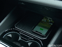 Mitos atau Fakta: Ngecas HP di Mobil Listrik Bikin Baterai jadi Boros?