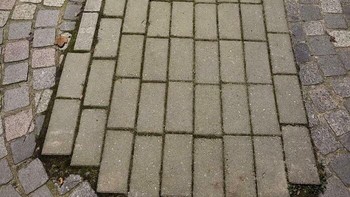 Ya aklau bisa sih saat benerin jalan jangan menggunakan bahan yang berbeda. Kan jadi aneh. Foto: Bored Panda
