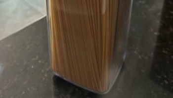 Wadah Spaghetti yagn ternyata terlalu pendek. Terus gimana dong nutupnya. Foto: Bored Panda