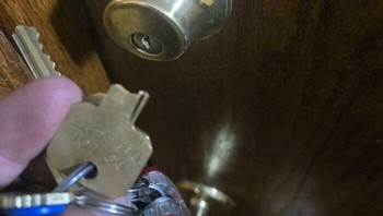 Kuci apartemen patah. Nah patahannya ada di lubang pintu. Foto: Bored Panda