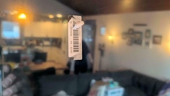 Seseorang membeli TV, tapi labelnya malah tertempel di layar. Foto: Bored Panda