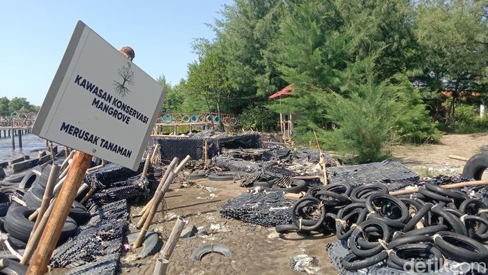 Abrasi di Pantai Balongan, Kabupaten Indramayu Abrasi di Pantai Balongan, Kabupaten Indramayu