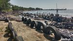 Potret Pantai Balongan yang Penuh Sampah dan Abrasi Parah