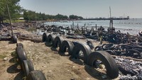 Sisa barisan ban bekas jadi saksi ramainya kehidupan di Tepi Pantai Forbal.
