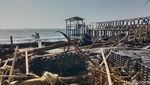 Potret Pantai Balongan yang Penuh Sampah dan Abrasi Parah