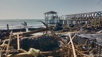 Potret anak-anak bermain layang-layang di atas jembatan di atas sampah yang berserakan.