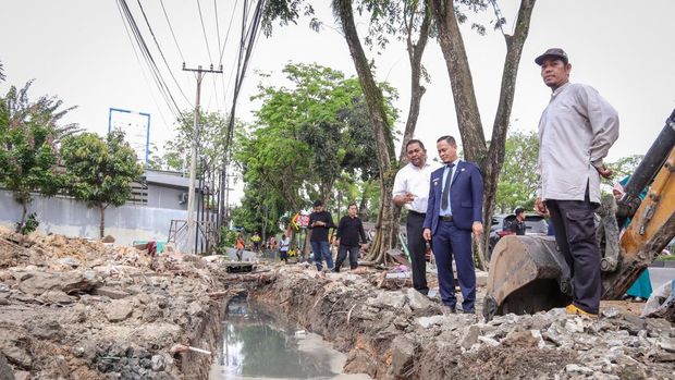 Agung Nugroho saat meninjau lokasi normalisasi drainase untuk mengatasi banjir. (Foto: Dok Diskominfotik Pekanbaru)