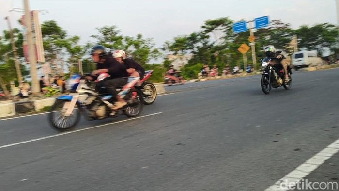 Aksi balap liar di jalan Akses Tol Batang, Setono, Kota Pekalongan, Jumat (30/5/2025).