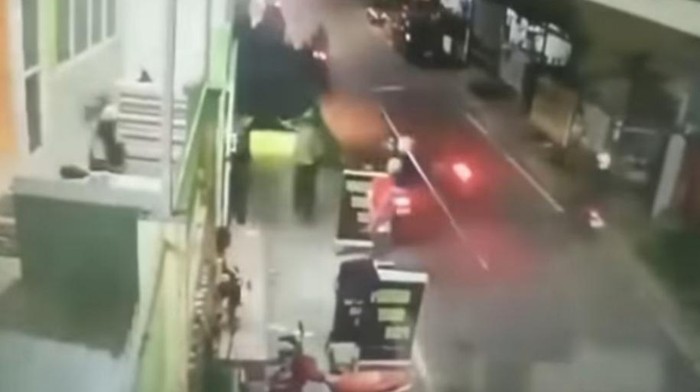 Aksi kawanan geng motor di Makassar serang warga di masjid.