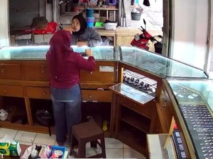 Aksi Santuy Emak-emak Curi Gelang Motif Syifa Hadju di Garut