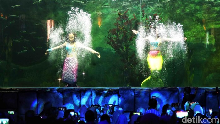 Aksi Putri Duyung Hibur Pengunjung Ocean Dream Ancol Sejumlah pengunjung menikmati pertunjukan Mermaid Show dan penyelam di Ocean Dream Samudra Ancol, Jakarta Utara, Jumat (30/5/2025).