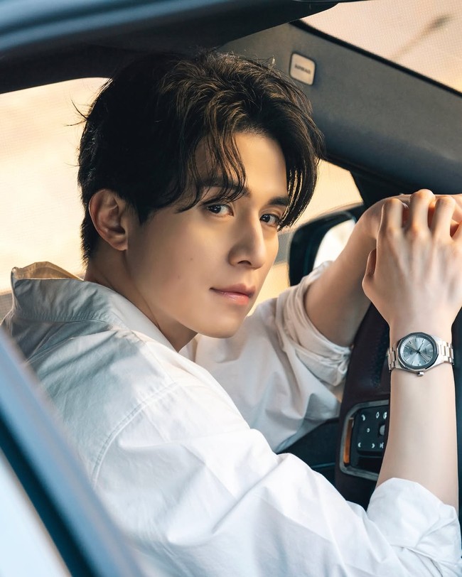 Tak hanya aktor, banyak juga aktor drakor atau film Korea yang tak kalah awet muda. Salah satu yang sering jadi perbincangan adalah Lee Dong Wook yang kini sudah memasuki usia 44 tahun. Bintang ‘Goblin’ tersebut sering dijuluki ‘vampire’ karena pesonanya yang tidak memudar bahkan dianggap semakin muda. Foto: Instagram @leedongwook_official