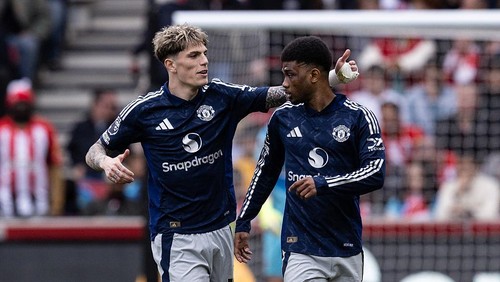 BRENTFORD, ENGLAND - MAY 04: Manchester Uniteds Alejandro Garnacho congratulates team mate Amad Diallo (right) on scoring his sides third goal during the Premier League match between Brentford FC and Manchester United FC at Gtech Community Stadium on May 04, 2025 in Brentford, England. (Photo by Andrew Kearns - CameraSport via Getty Images)