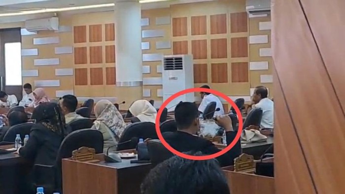 Penampakan anggota DPRD Tuban merokok saat rapat