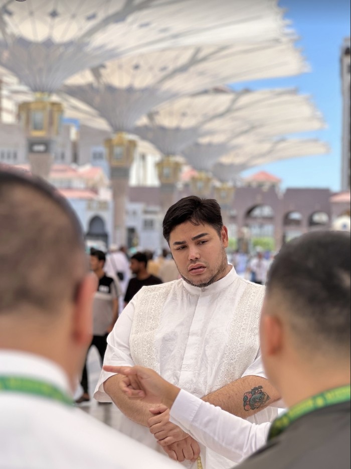 Deretan artsi melakukan ibadah haji dan sudah tiba di Tanah Suci.