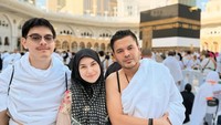 Haldy Sabri menunaikan ibadah haji dengan memboyong Irish Bella dan adiknya, Sean Ivan de Beule. Foto: dok. Instagram Haldy Sabri