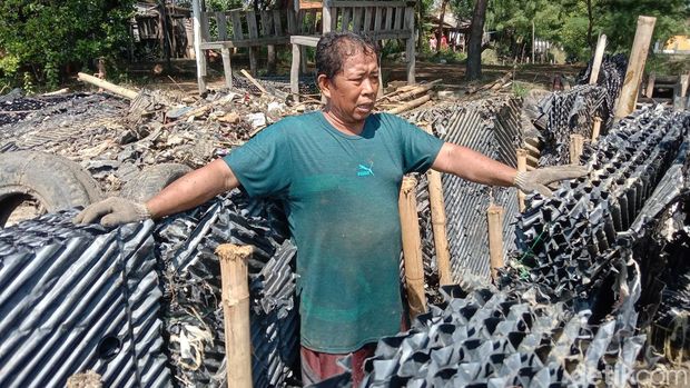 Baduni warga Balongan yang sibuk perbaiki saluran tambak ke laut