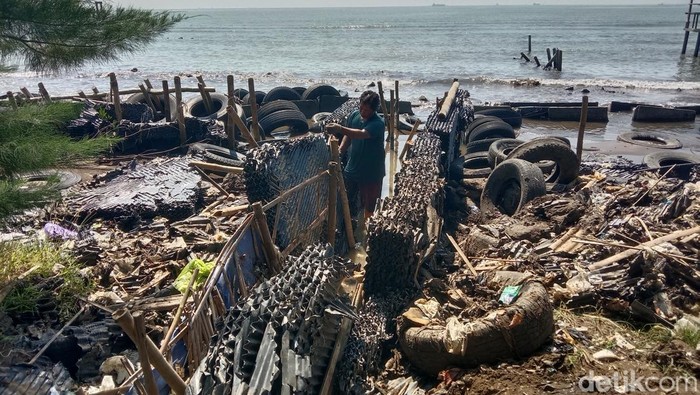 Baduni warga Balongan yang sibuk perbaiki saluran tambak ke laut