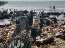 Kondisi Memprihatinkan Pantai Balongan, Abrasi dan Sampah Plastik Berserak