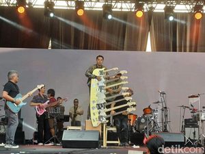 Aksi Nyentrik Balawan Pakai Gitar 9 Neck di BNI Java Jazz Festival 2025