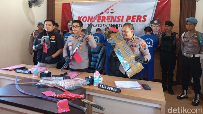 Barang bukti corbek yang diamankan polisi dari pelajar di Srumbung, Kabupaten Magelang, ditampilkan dalam konferensi pers di Polresta Magelang, Jumat (30/5/2025).