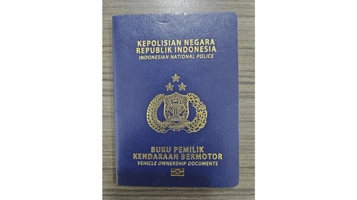 BPKB elektronik atau e-BPKB menyerupai paspor dan memiliki chip. (Korlantas Polri)