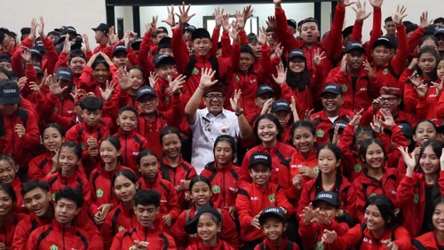 Bupati Tabanan, I Komang Gede Sanjaya, melepas kontingen yang akan berlaga di Porjar Bali 2025. Acara pelepasan berlangsung di GOR Debes, Tabanan, Jumat (30/5/2025). (Krisna Pradipta/detikBali)