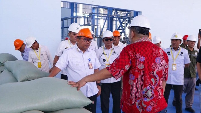 Bupati Takalar Muhammad Firdaus saat mendatangi pabrik pakan udang industri di Takalar. Dokumen Istimewa