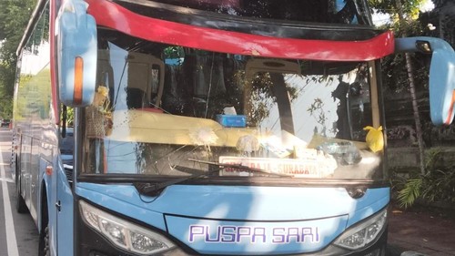 Bus PO Puspasari yang dilempari batu oleh pengendara motor di Jalan Seririt-Gilimanuk, Desa Gerokgak, Buleleng, Kamis (29/5/2025) sekitar pukul 04.00 Wita. (Istimewa)