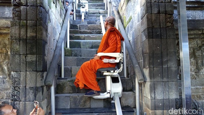 Stairlift yang dipasang di Candi Borobudur saat kunjungan Presiden Prancis Emmanuel Macron dan Presiden Prabowo Subianto, Kamis (29/5/2025).