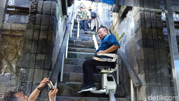 Stairlift yang dipasang di Candi Borobudur saat kunjungan Presiden Prancis Emmanuel Macron dan Presiden Prabowo Subianto, Kamis (29/5/2025).