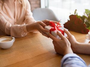Nggak Harus Tunggu Hari Spesial, Ini 5 Rekomendasi Kado Unik & Berkesan