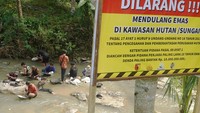 Warga mendulang emas di Sungai Kalibambang, Desa Keboireng, Tulungagung, Jawa Timur, Kamis (29/5/2025). Aktivitas ini tetap dilakukan meskipun hasil yang diperoleh sangat sedikit dan nyaris tidak sebanding dengan tenaga yang dikeluarkan. (ANTARA FOTO/Destyan Sujarwoko)