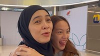 Dian Ayu kembali memperlihatkan momen haru, di mana dirinya terus memeluk Embun selama di bandara sebelum berangkat haji. (Foto: dok Instagram)
