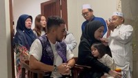 Dian Ayu menangis sambil memangku Bulan saat walimatus safar di rumah. (Foto: dok Instagram)