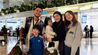 Dian Ayu dan Omesh berfoto bersama ketiga anak. Dian tampak menggendong Bulan. (Foto: dok Instagram)